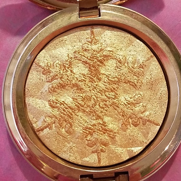 New MAC whisper of glit extra dimension skinfinish - Picture 2 of 4